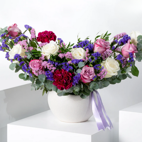 Florero con rosas, claveles y flores mixtas