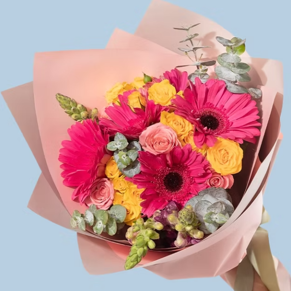 Gerberas y rosas rositas, rosas amarillas y perritos en ramo