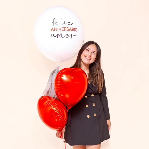 Globo burbuja aniversario y corazones rojos