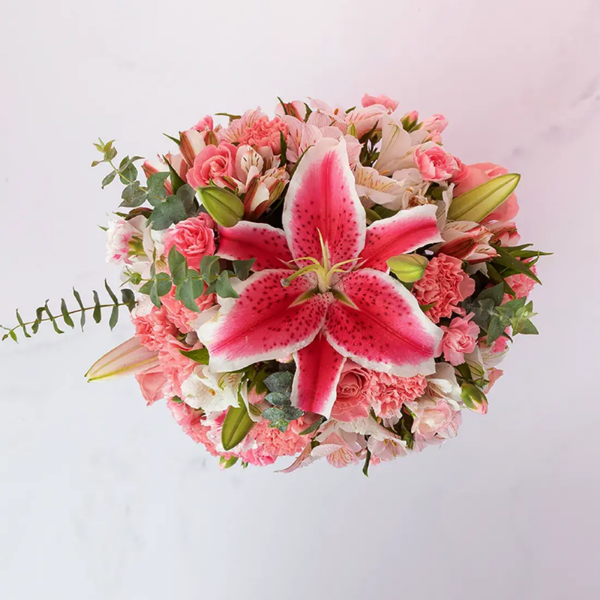 Lirios, claveles rositas y astromelias blancas en caja