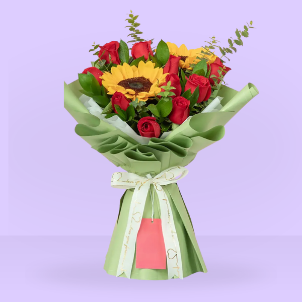 Girasoles y rosas rojas en ramo