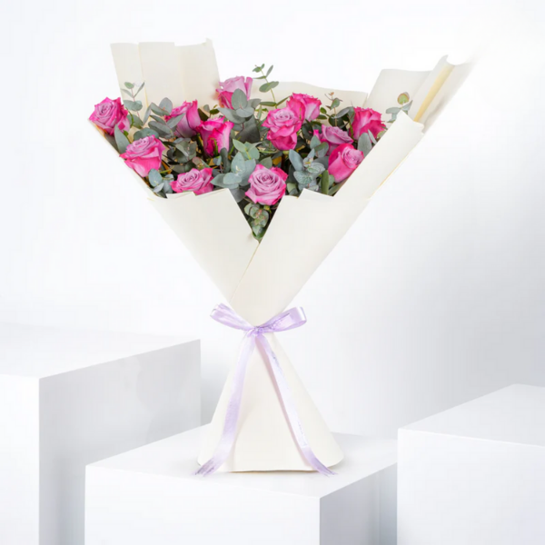 12 rosas moradas en ramo