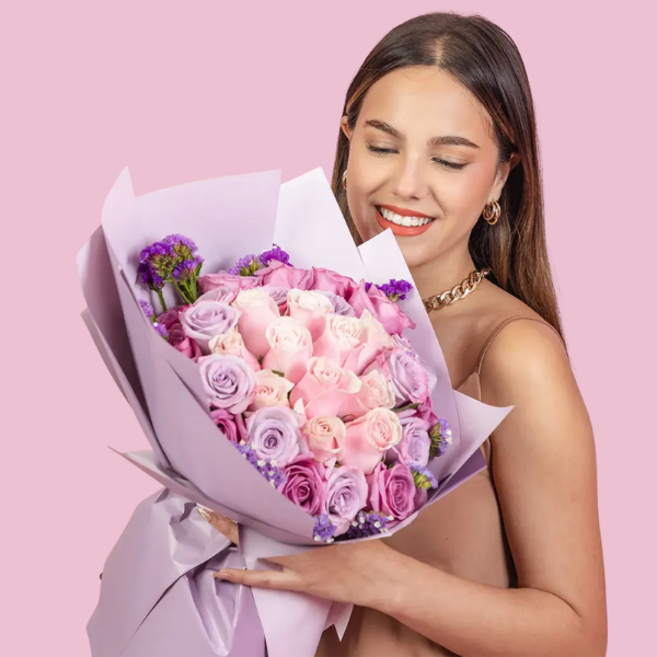 Rosas lilas y rosas rositas en ramo