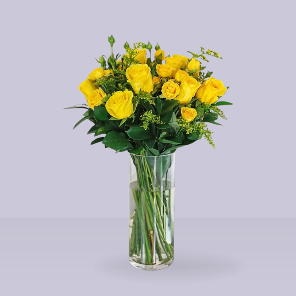 Rosas y mini rosas amarillas con solidago y follaje en florero - Capital Flores con envío a domicilio hoy