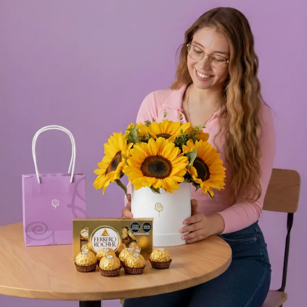 Caja con girasoles y chocolate sferrero 8 pz