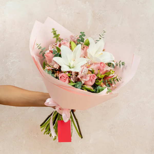 Ramo de rosas, astromelias rositas y lirios blancos