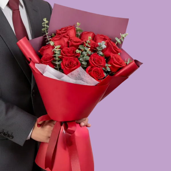 RAMO 12 ROSAS ROJAS Y EUCALIPTO