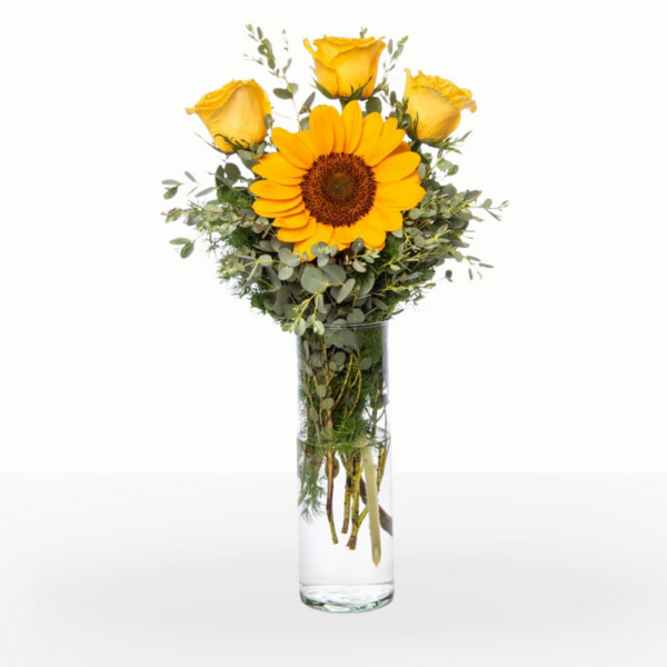 Rosas amarillas y girasol en florero