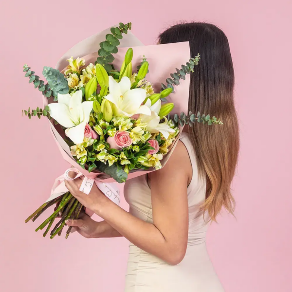 Ramo de lirios blancos, astromelias y rosas rositas