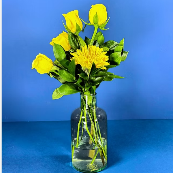 Gerbera y rosas amarillas