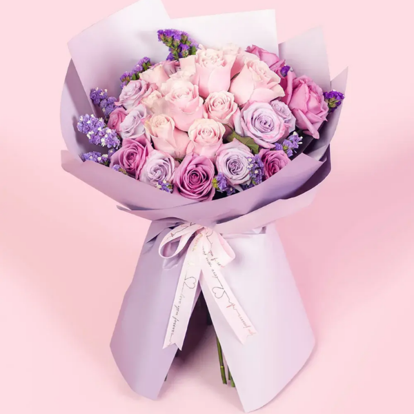 Ramo de rosas pastel y estatis