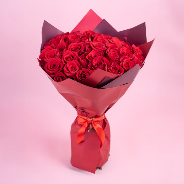 50 rosas rojas en ramo