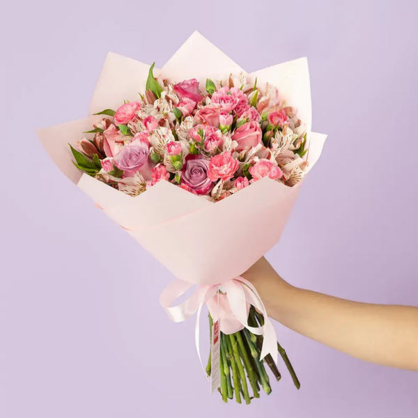 Rosas, mini claveles y astromelias rositas en ramo