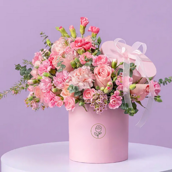 Rosas, claveles mini y claveles rositas en caja