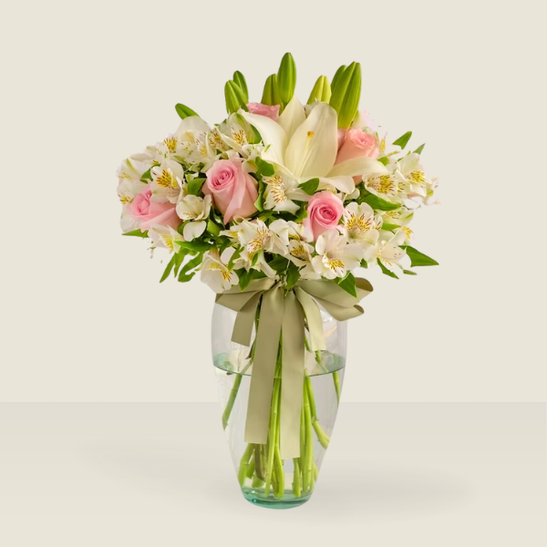 Rosas rositas, lirios y astromelias blancas en florero