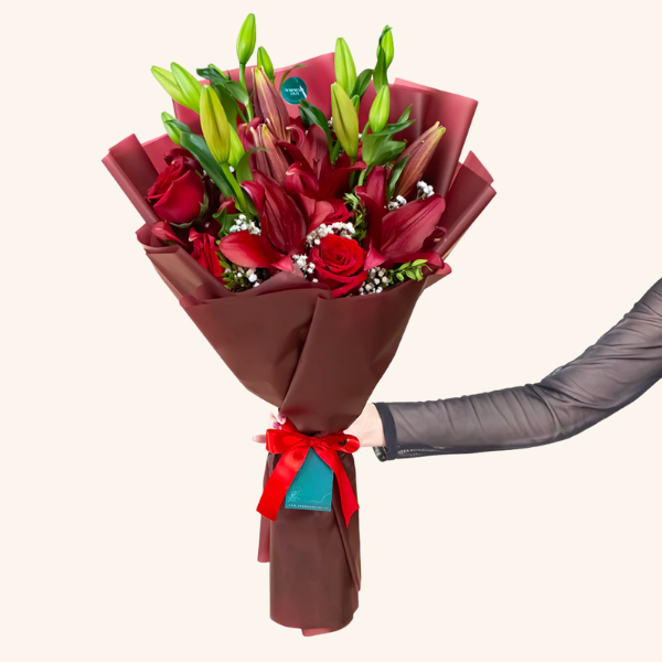 lirios y rosas rojas en ramo