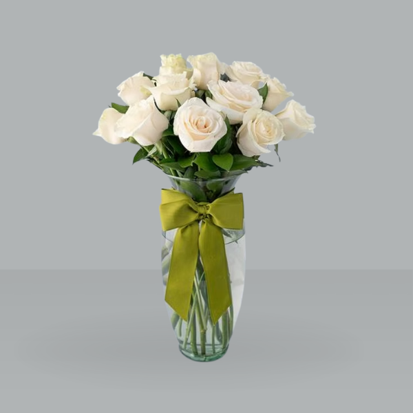 Rosas blancas en florero paz