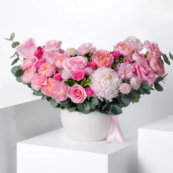 Florero con rosas rositas, claveles rositas variados