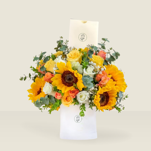 Girasoles, rosas amarillas, blancas en caja