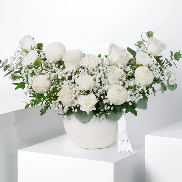 Rosas blancas, crisantemos y claveles en florero chico