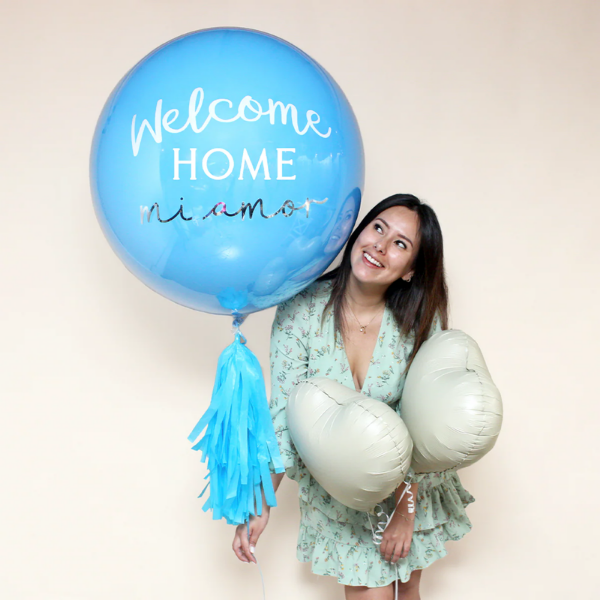 Globo burbuja azul y globos corazón bienvenido