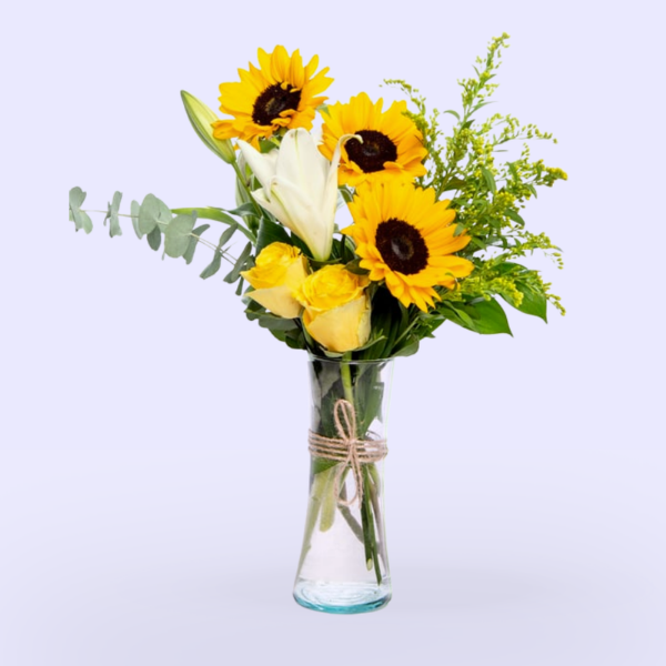 Girasoles, lirios blancos y rosas amarillas con solidago en florero