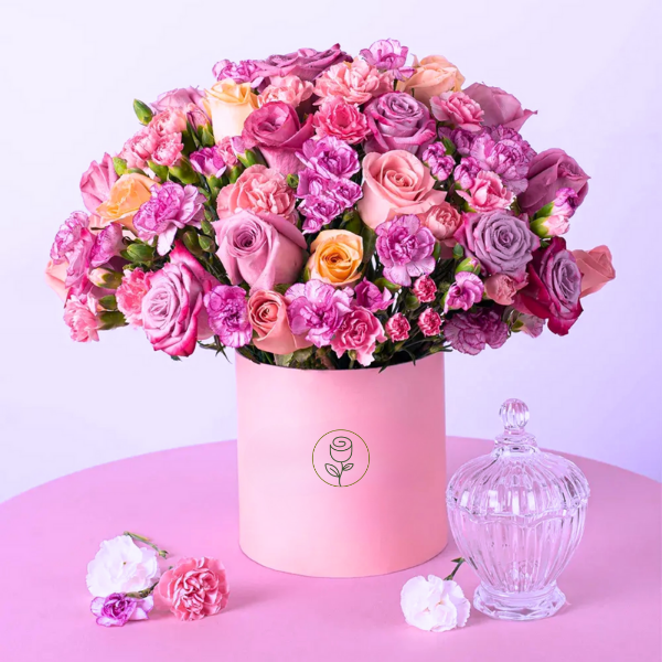 Claveles morados, rosas y claveles mini rositas en caja