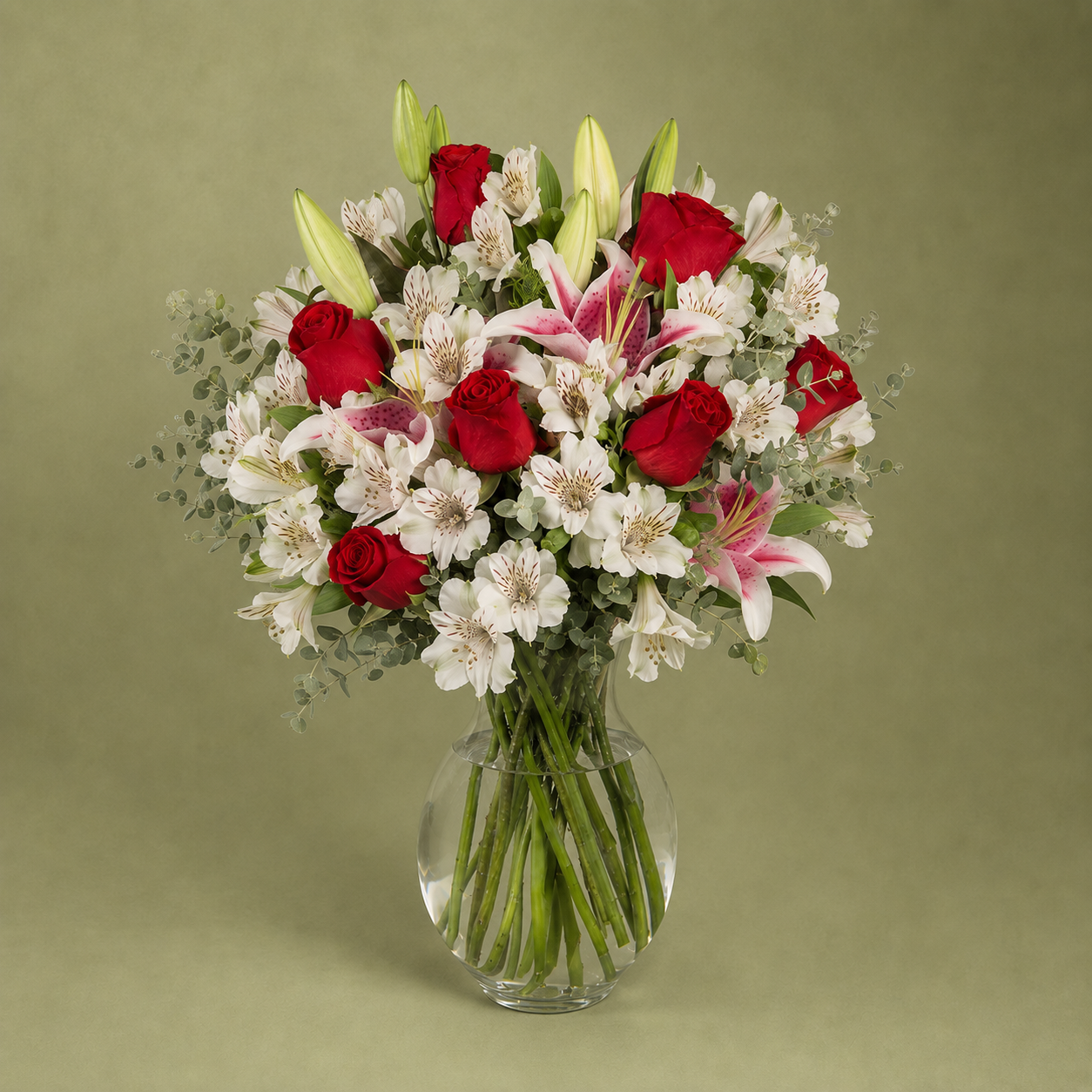 Rosas rojas y lirios rositas con astromelias y eucalipto en florero - Capital Flores con envío a domicilio hoy