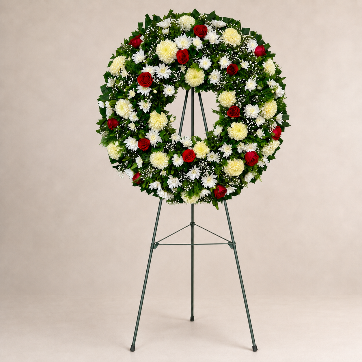 Corona Floral Fúnebre con Rosas Rojas, Crisantemos Blancos y Amarillos