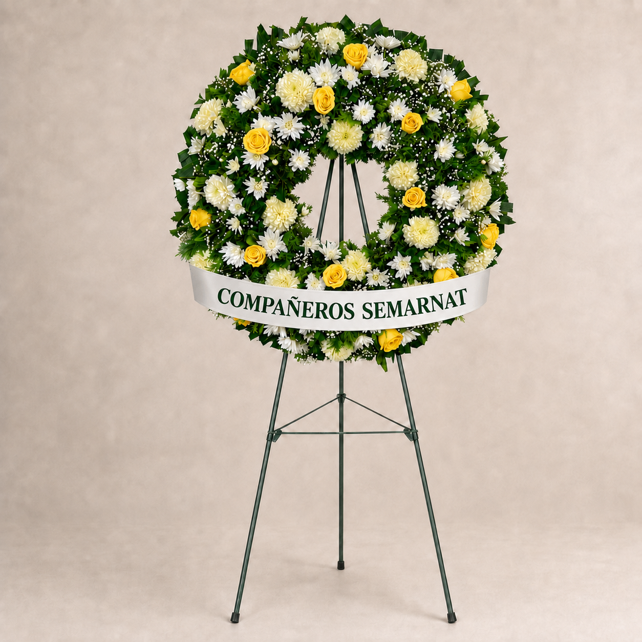 Corona fúnebre de rosas amarillas, crisantemos blancos y follaje