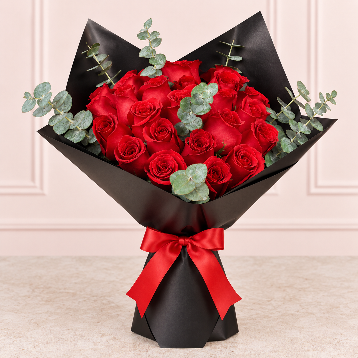 Rosas rojas y eucalipto en bouquet