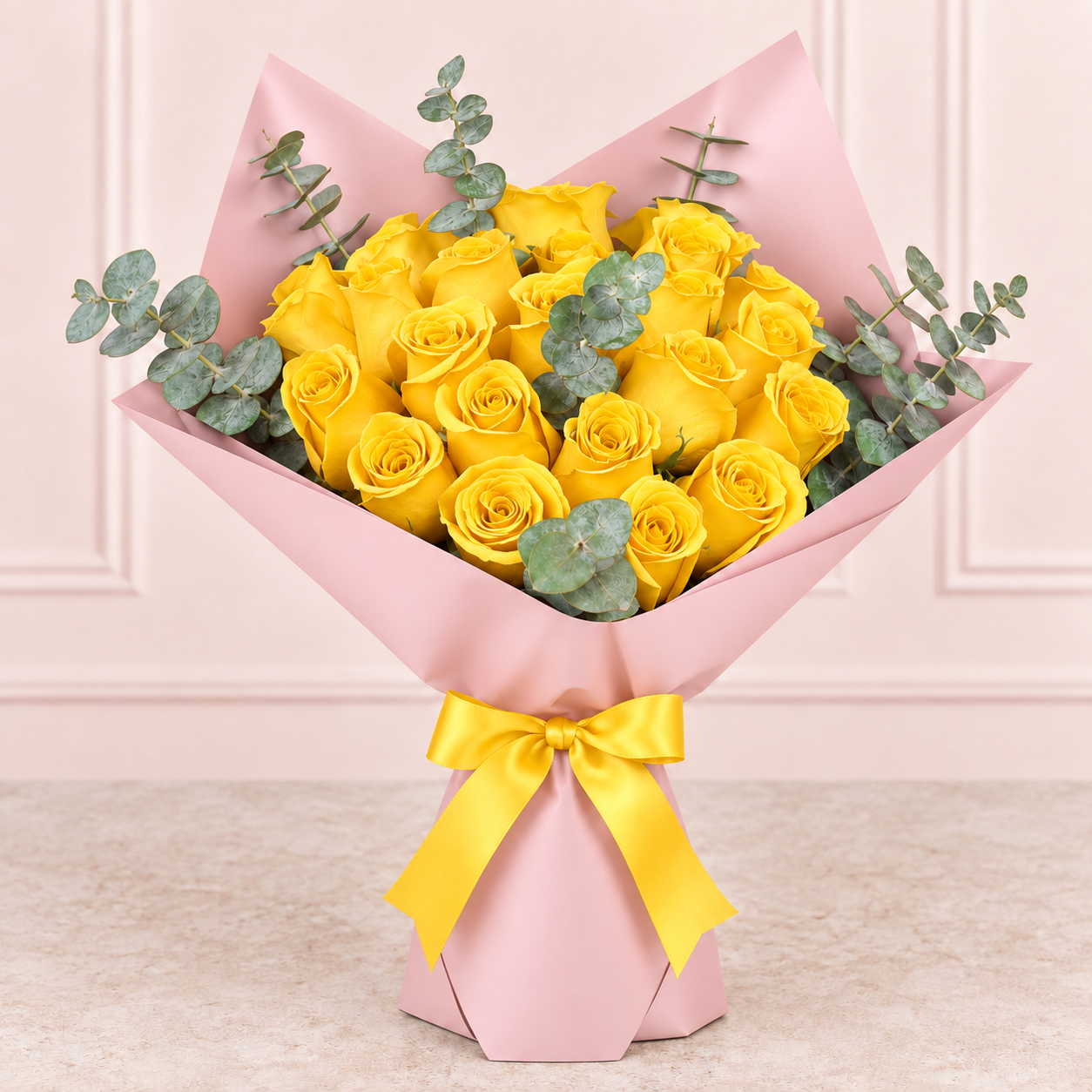 Ramo de 24 Rosas Amarillas con Eucalipto y Papel Rosa