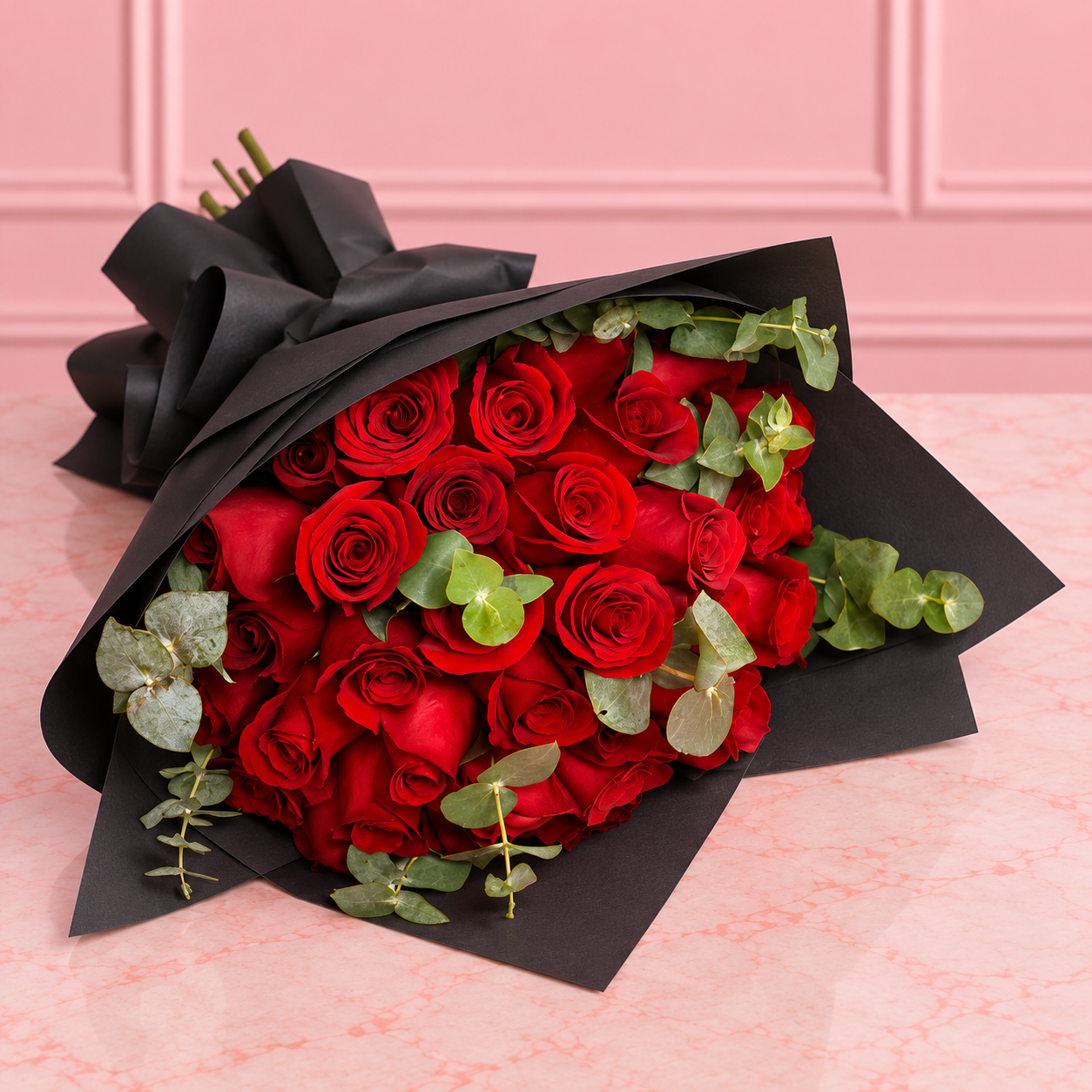 Ramo de Rosas Rojas con Follaje en Envoltura Negra