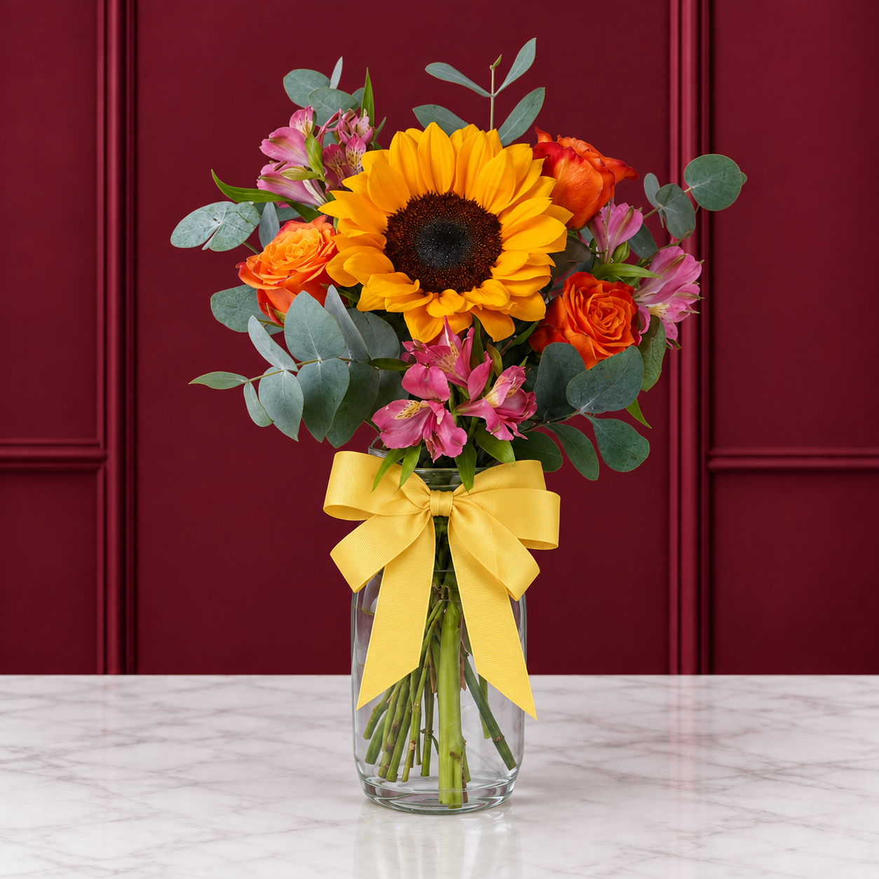 Arreglo de Girasol, Rosas Naranjas y Alstroemerias en Jarra de Cristal