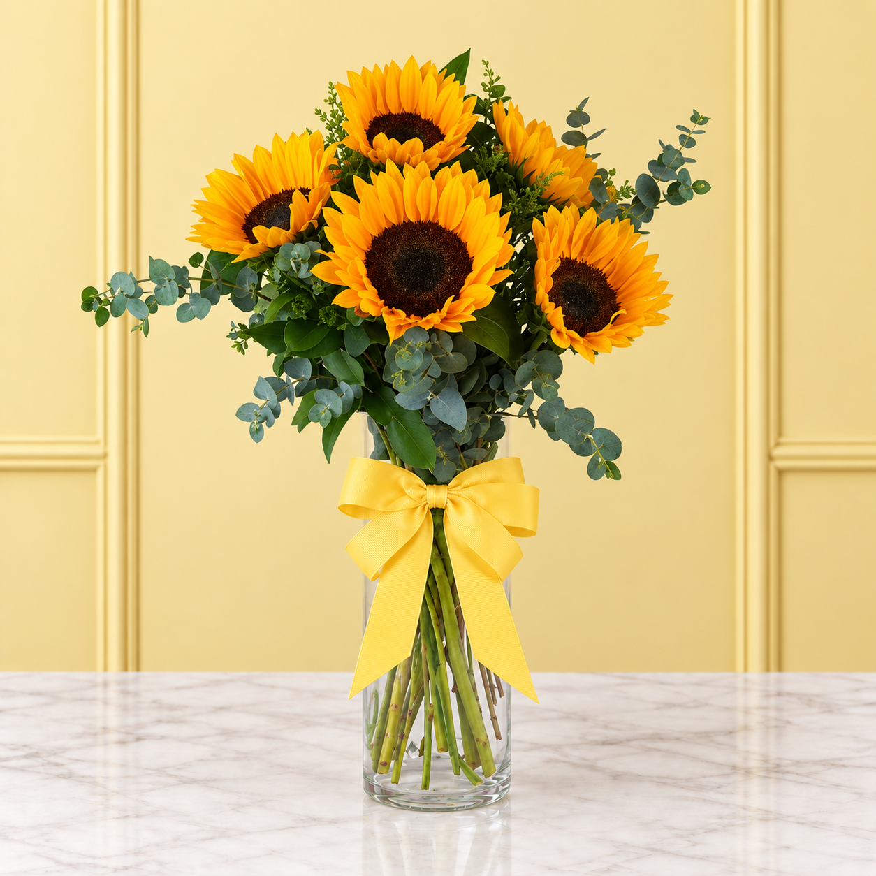 Girasoles y Eucalipto en Jarrón con Moño Amarillo con envío hoy en México