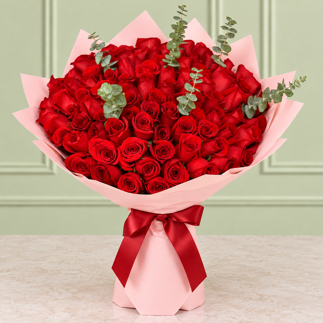 Cien Rosas Rojas con Eucalipto en Envoltura Rosa