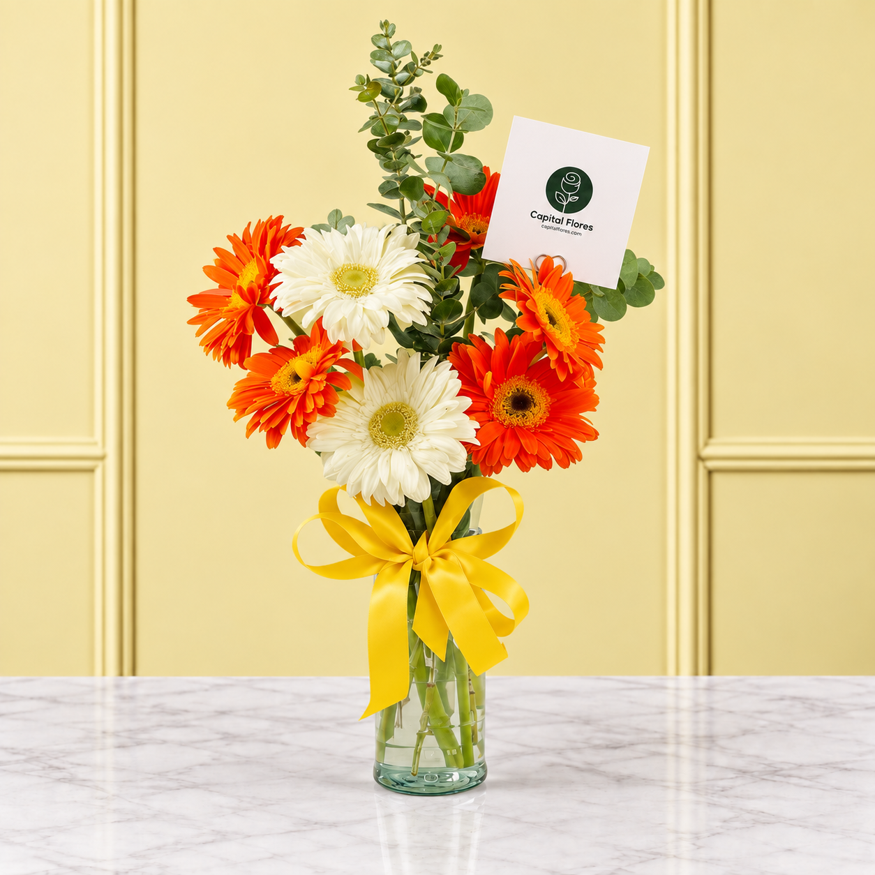 Gerberas Naranjas y Blancas en Jarrón con Moño Rojo