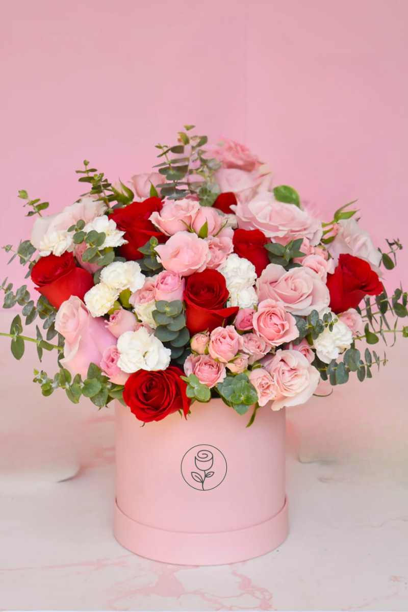 Arreglo de Rosas Rojas, Rosas Rosas y Claveles Blancos en Caja Rosa - Capital Flores con envío a domicilio hoy