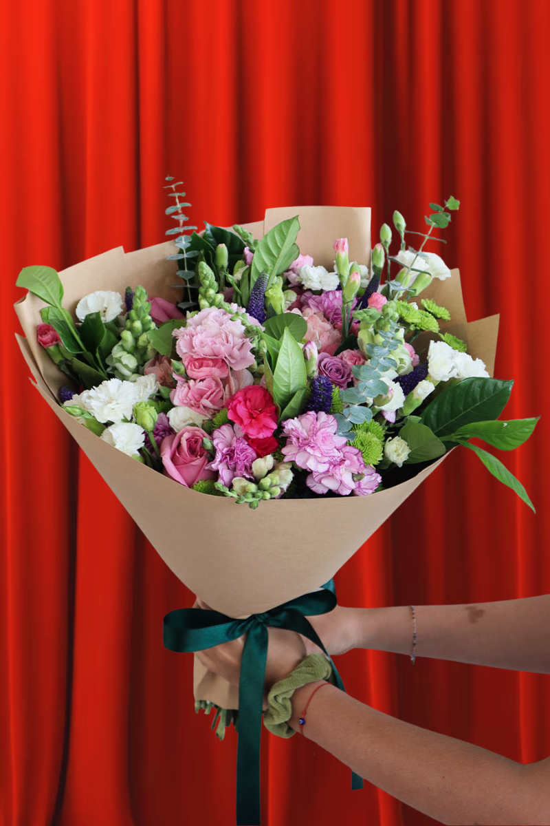 Ramo Variado de Rosas Rosas, Claveles y Flores Mixtas con Eucalipto Ramo Variado de Rosas Rosas, Claveles y Flores Mixtas con Eucalipto - Capital Flores con envío a domicilio hoy