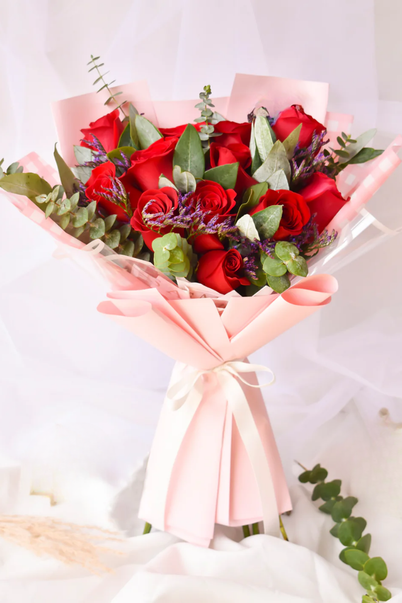 Ramo de Rosas Rojas con Eucalipto y Flor Morada