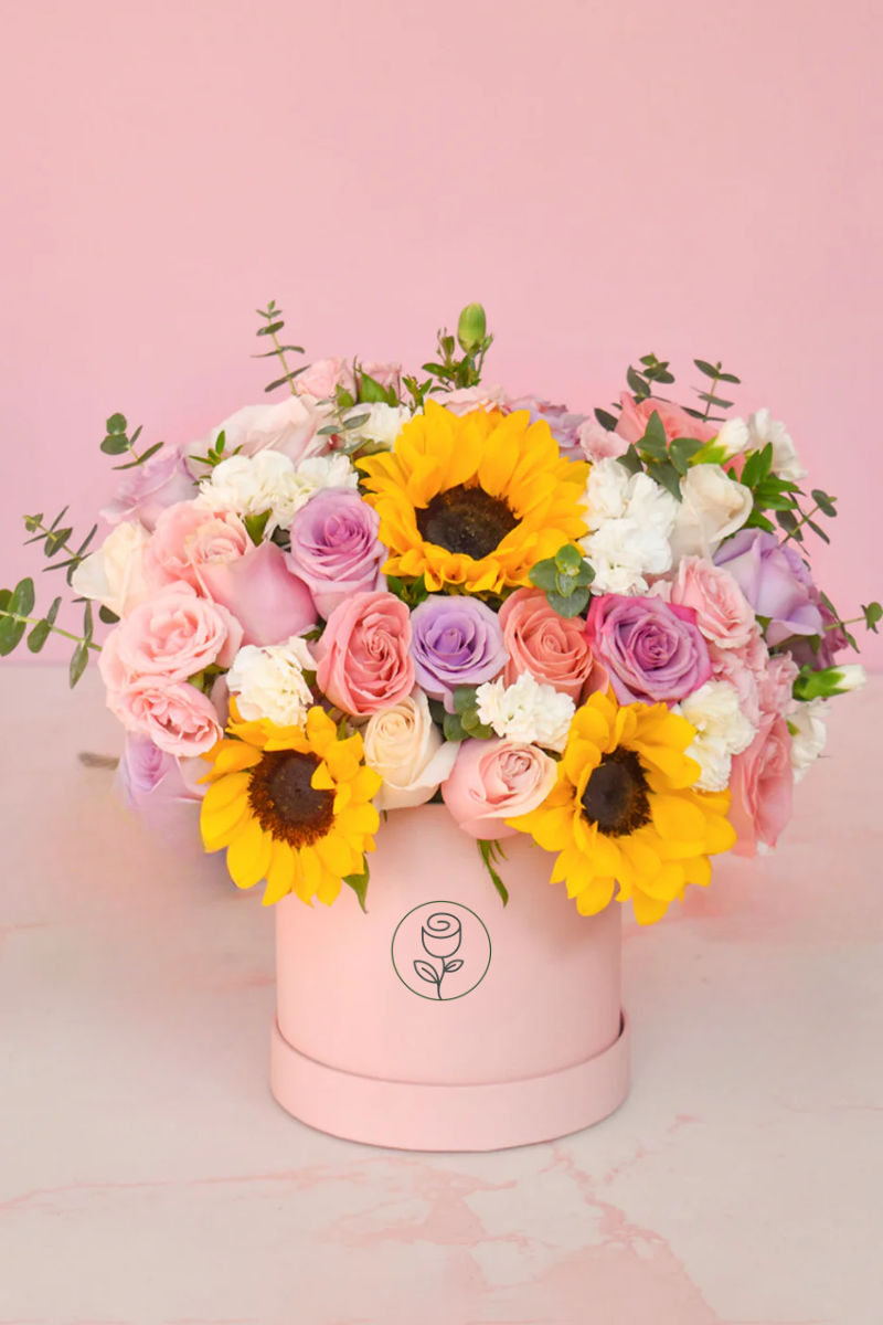 Arreglo de Girasoles y Rosas Pastel en Caja Rosa