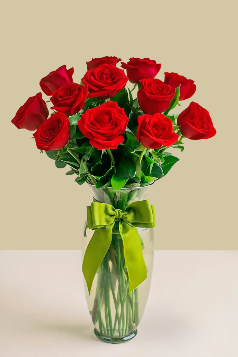 Ramo de 12 Rosas Rojas en Florero con Moño Verde