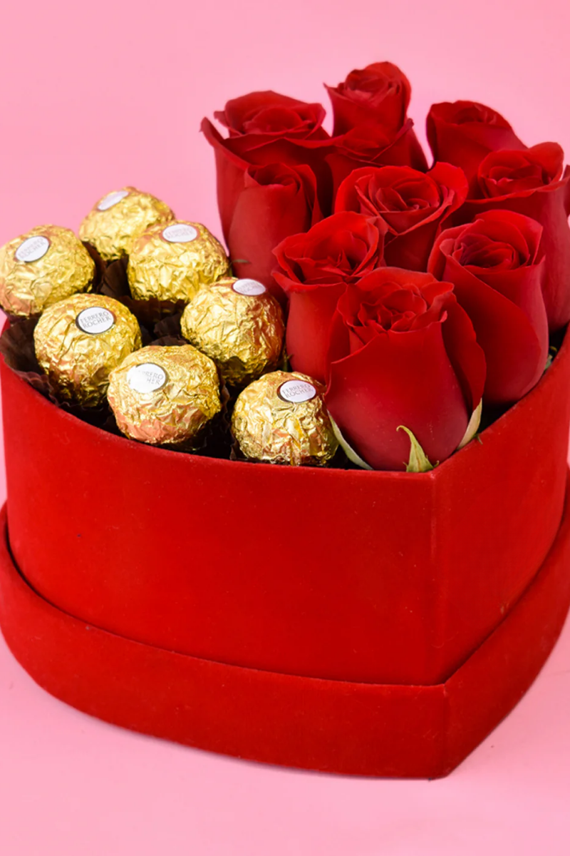 Caja Corazón de Rosas Rojas y Chocolates Ferrero