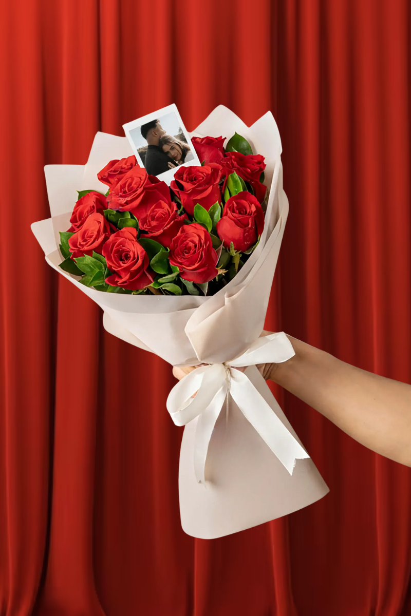 Ramo de Rosas Rojas Envuelto en Papel Blanco