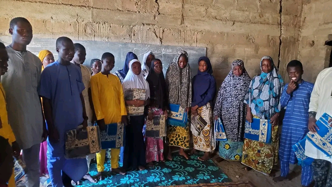 Un homme tenant un tapis de prière.