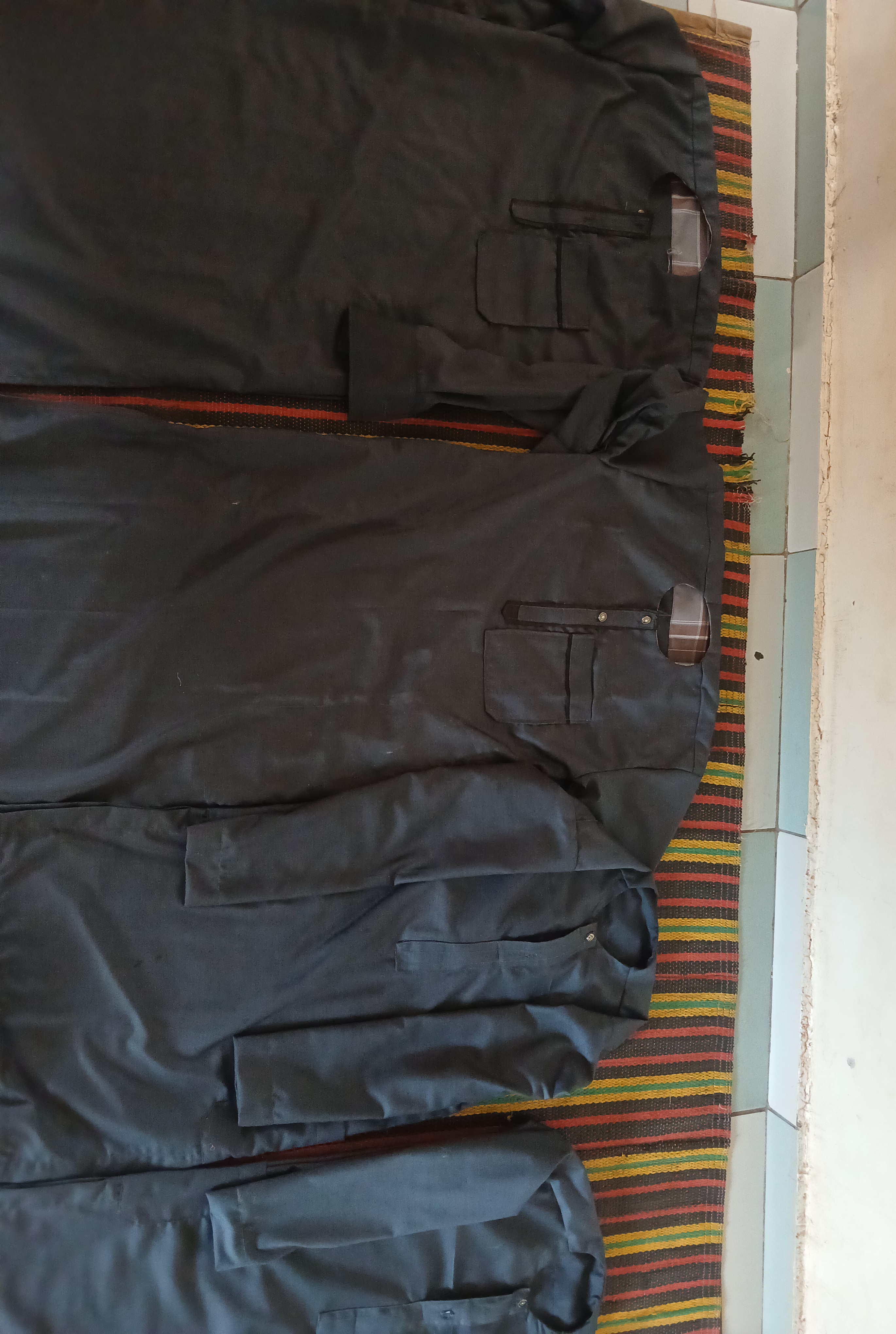 Un enfant orphelin souriant.