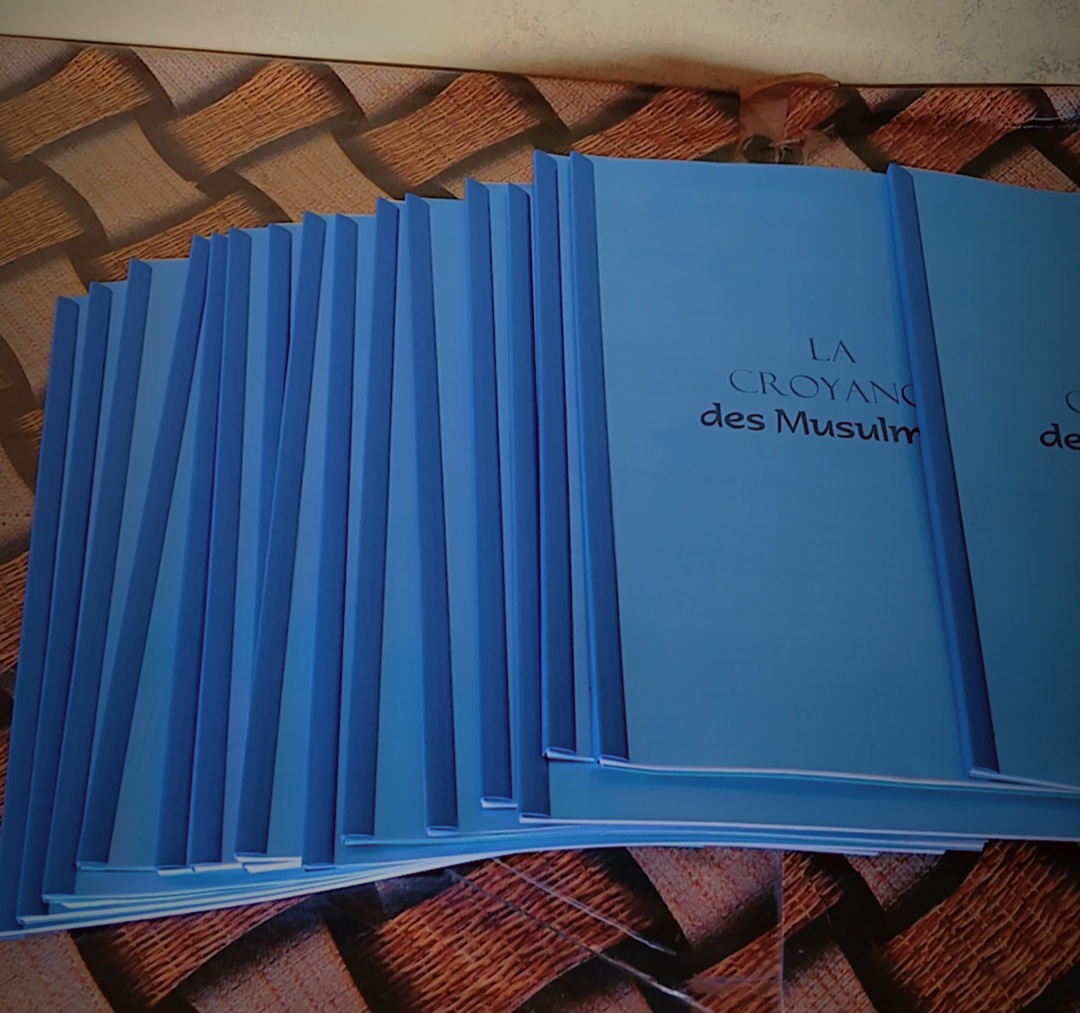 People receiving books.