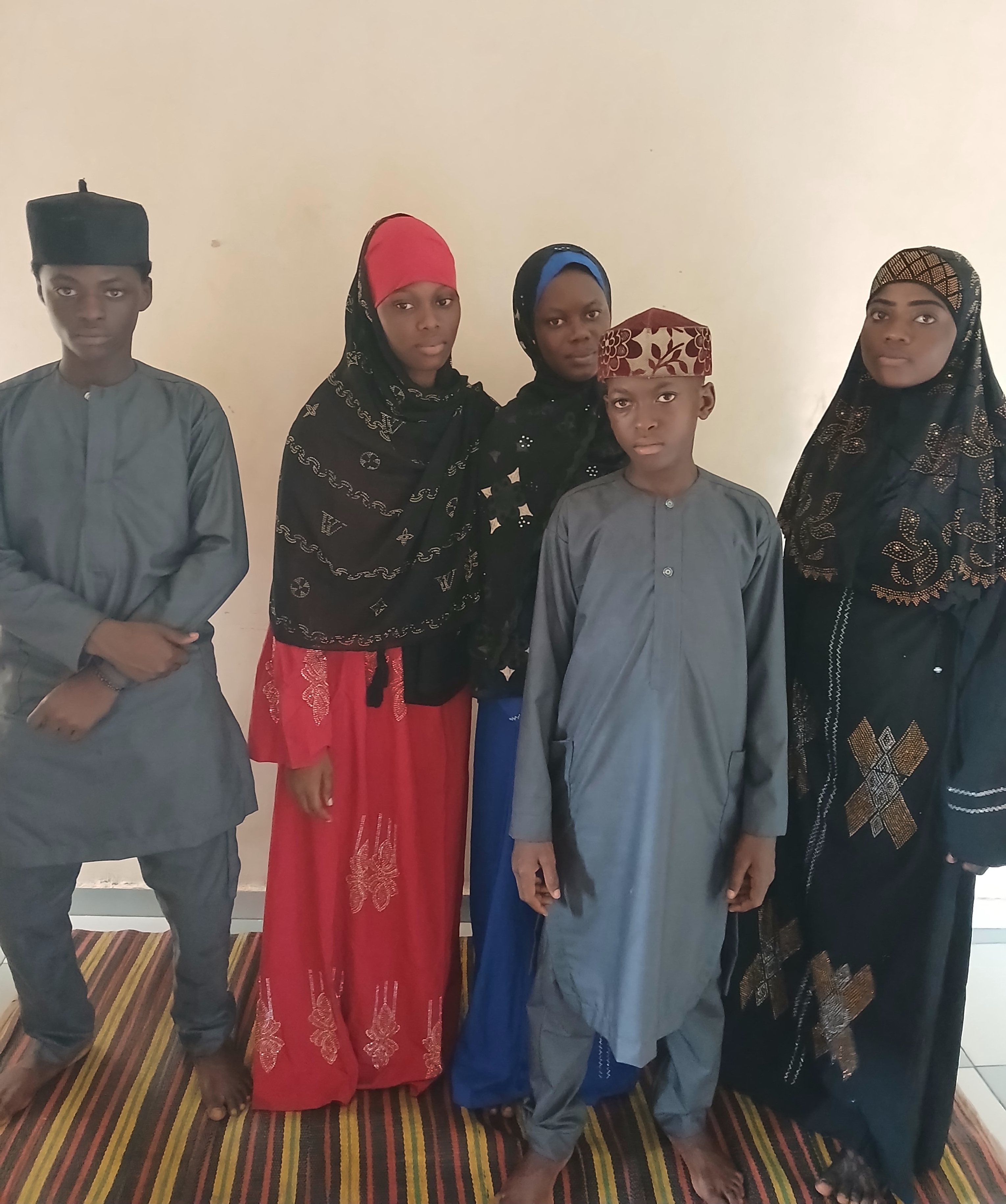 Des enfants orphelins souriants.