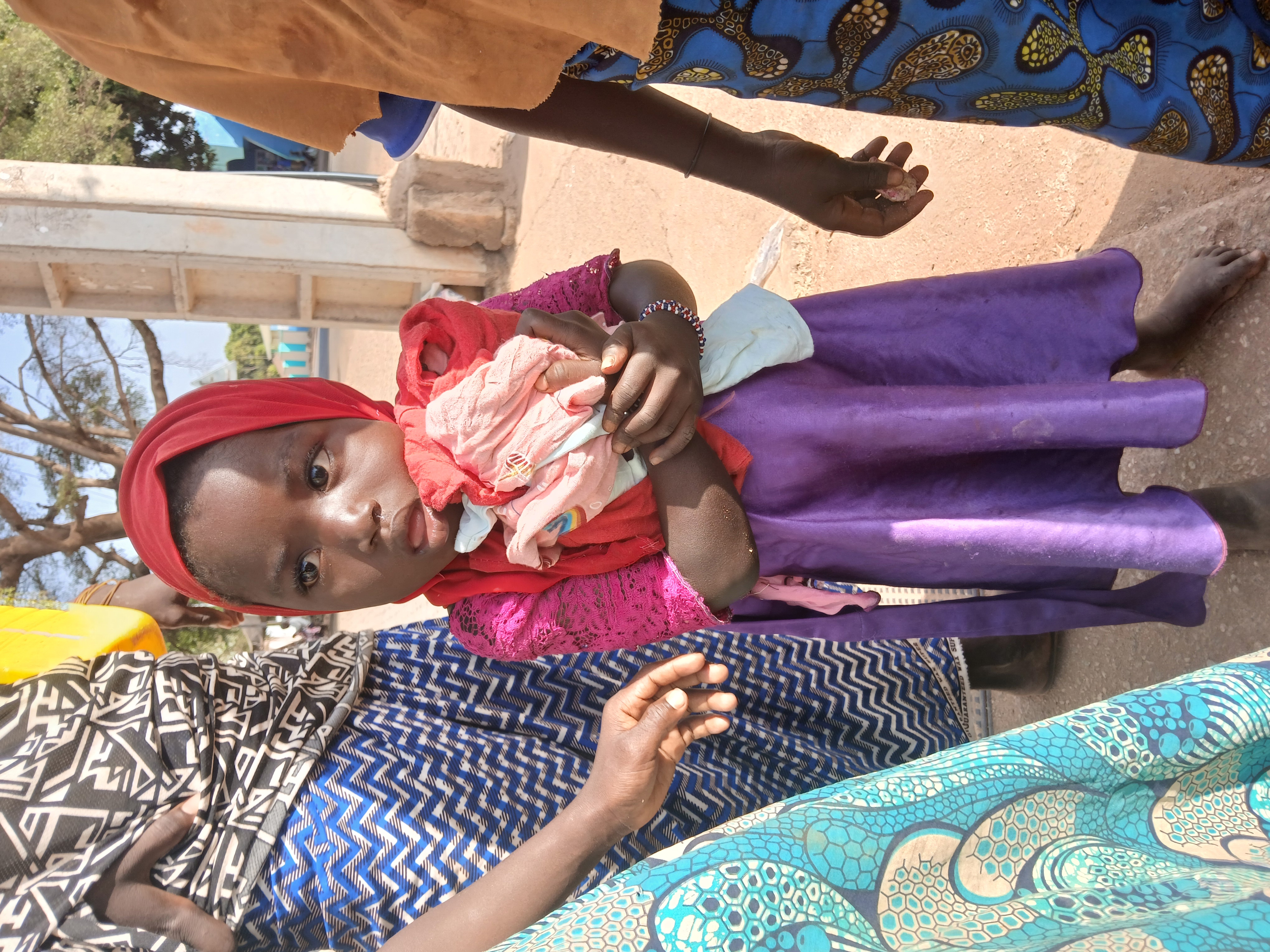 Distribution de vêtements aux enfants