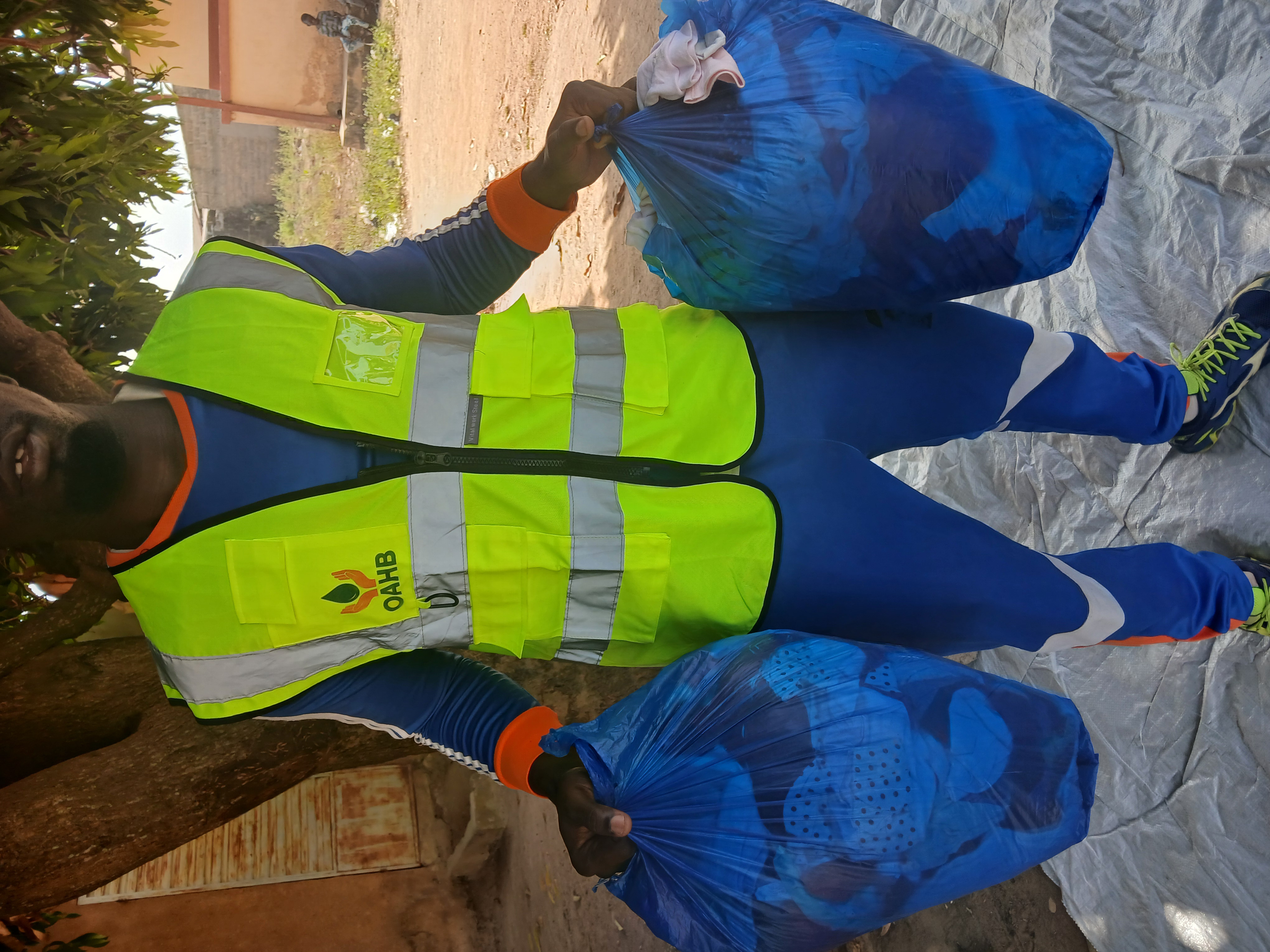 Un enfant souriant avec de nouveaux vêtements